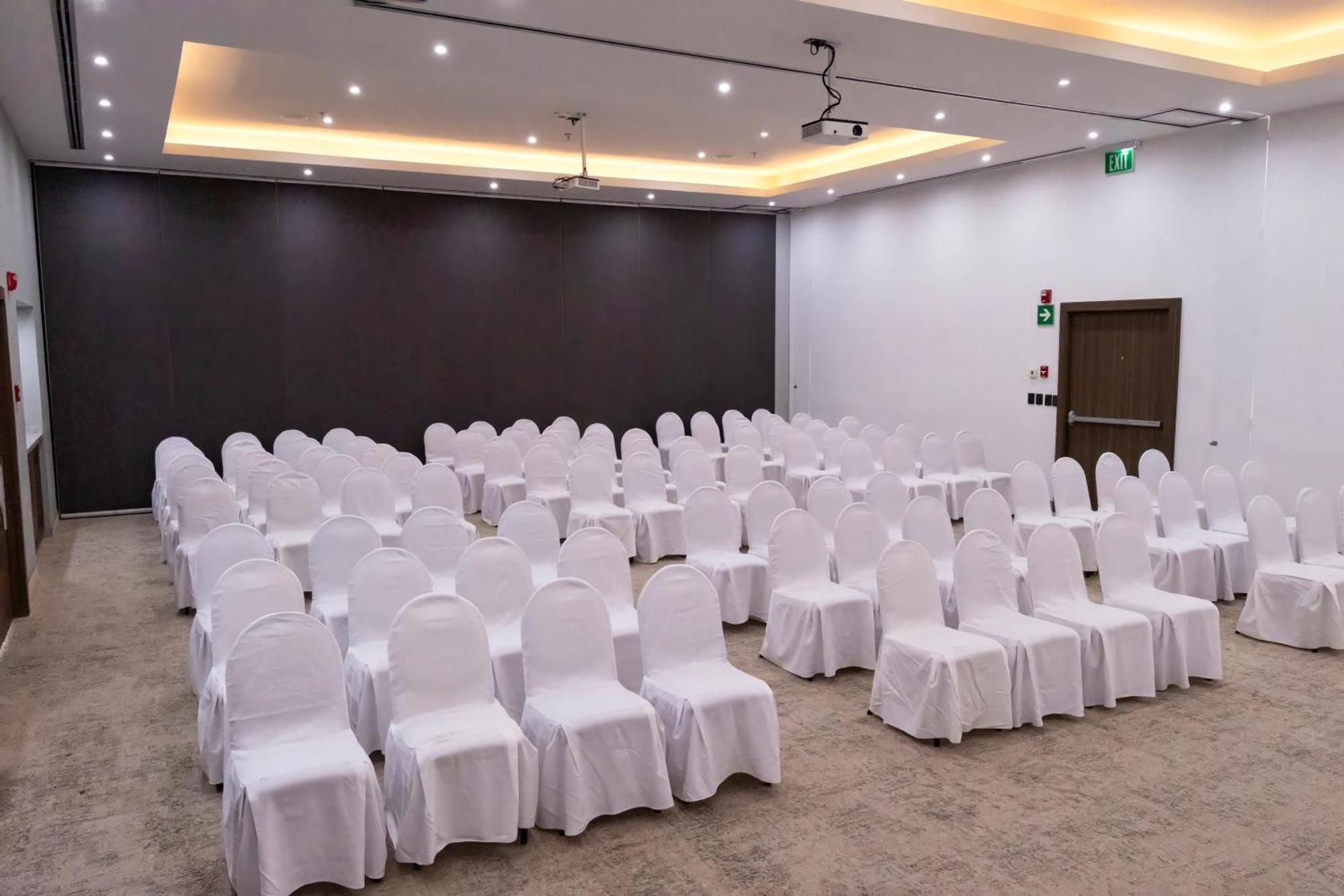 Holiday Inn Uruapan By Ihg Экстерьер фото