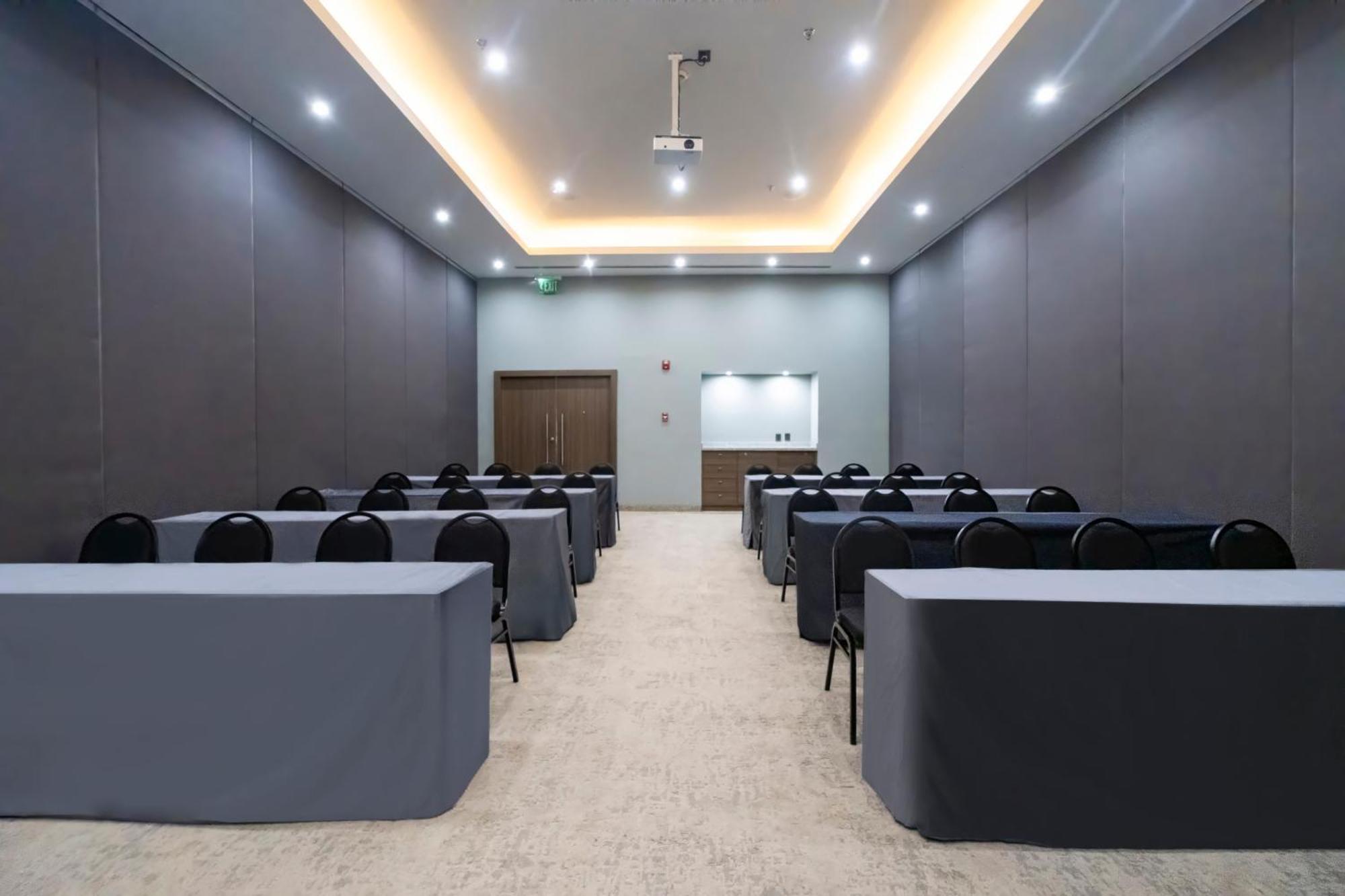 Holiday Inn Uruapan By Ihg Экстерьер фото