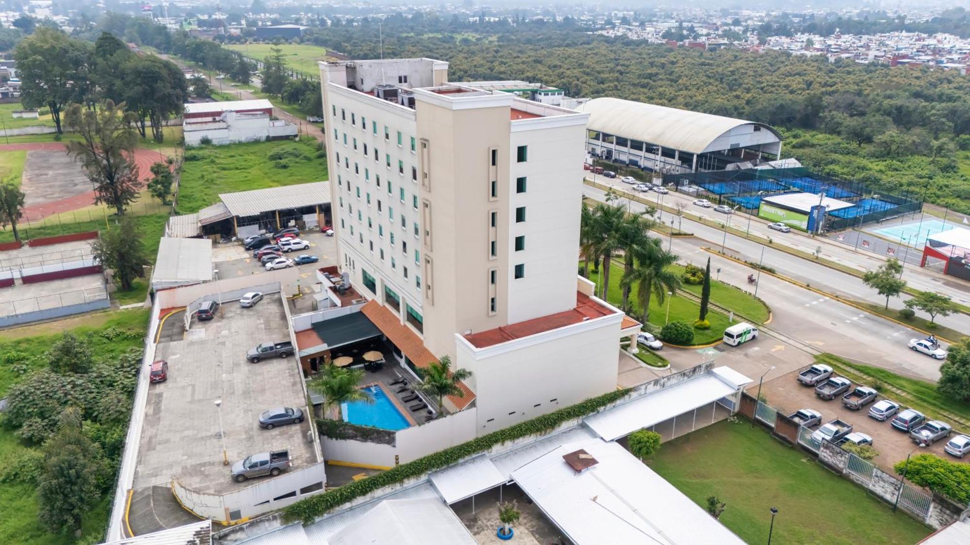 Holiday Inn Uruapan By Ihg Экстерьер фото