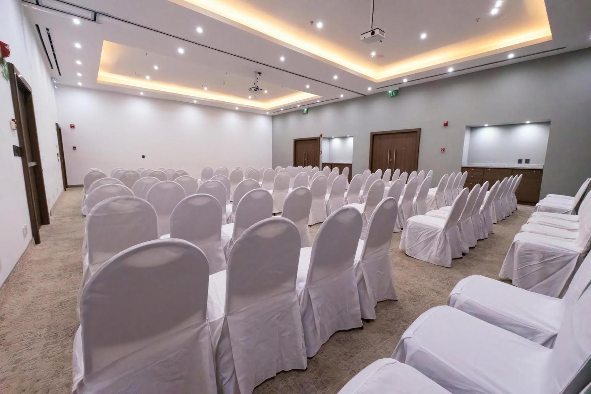 Holiday Inn Uruapan By Ihg Экстерьер фото