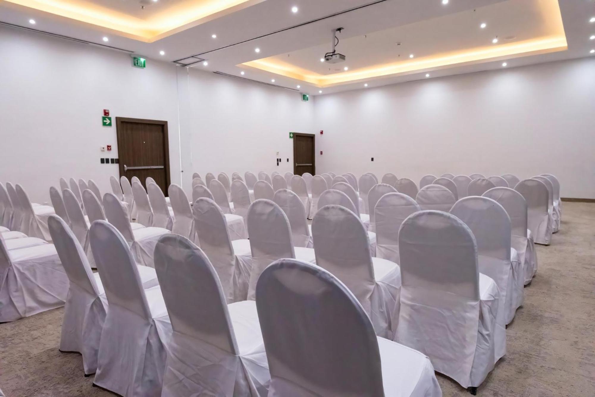 Holiday Inn Uruapan By Ihg Экстерьер фото