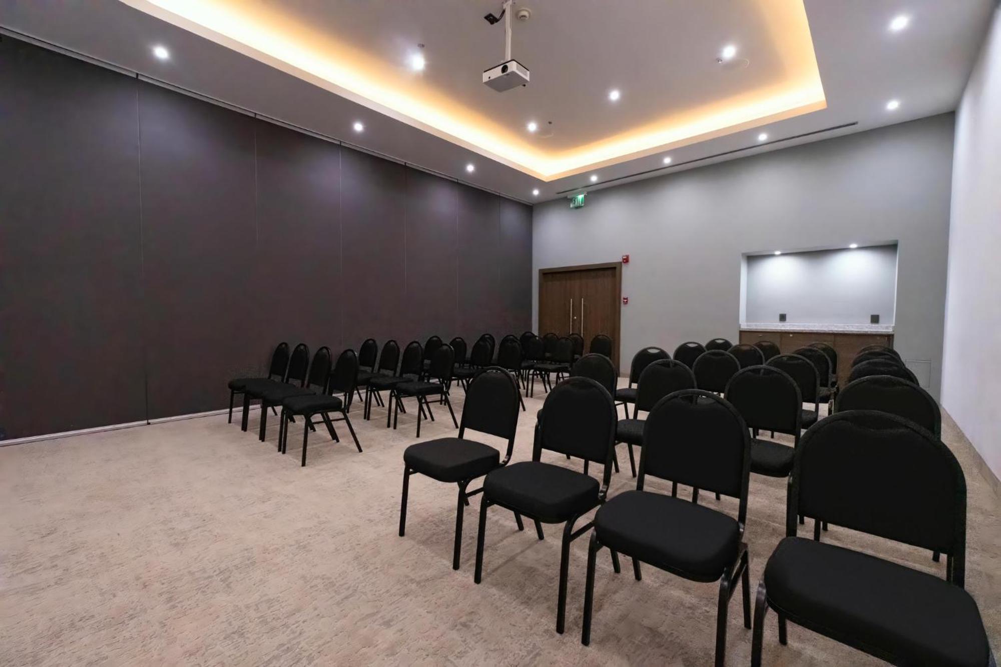 Holiday Inn Uruapan By Ihg Экстерьер фото